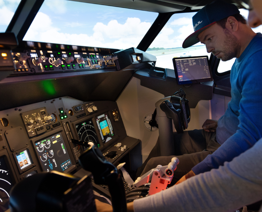Piloten im Cockpit bedienen den Bordcomputer während des Fluges
