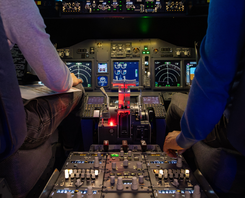 Blick auf die Mittelkonsole des Cockpits